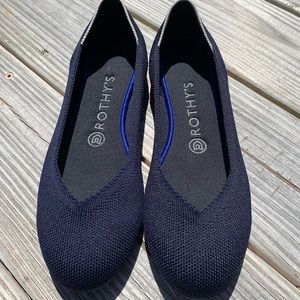 Navy blue with white Halo Round toe Rothy’s size 8
